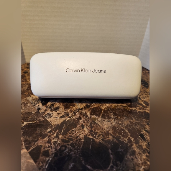 Calvin Klein Unisex White Clamshell Case-Glasses Sunglasses - Picture 1 of 5